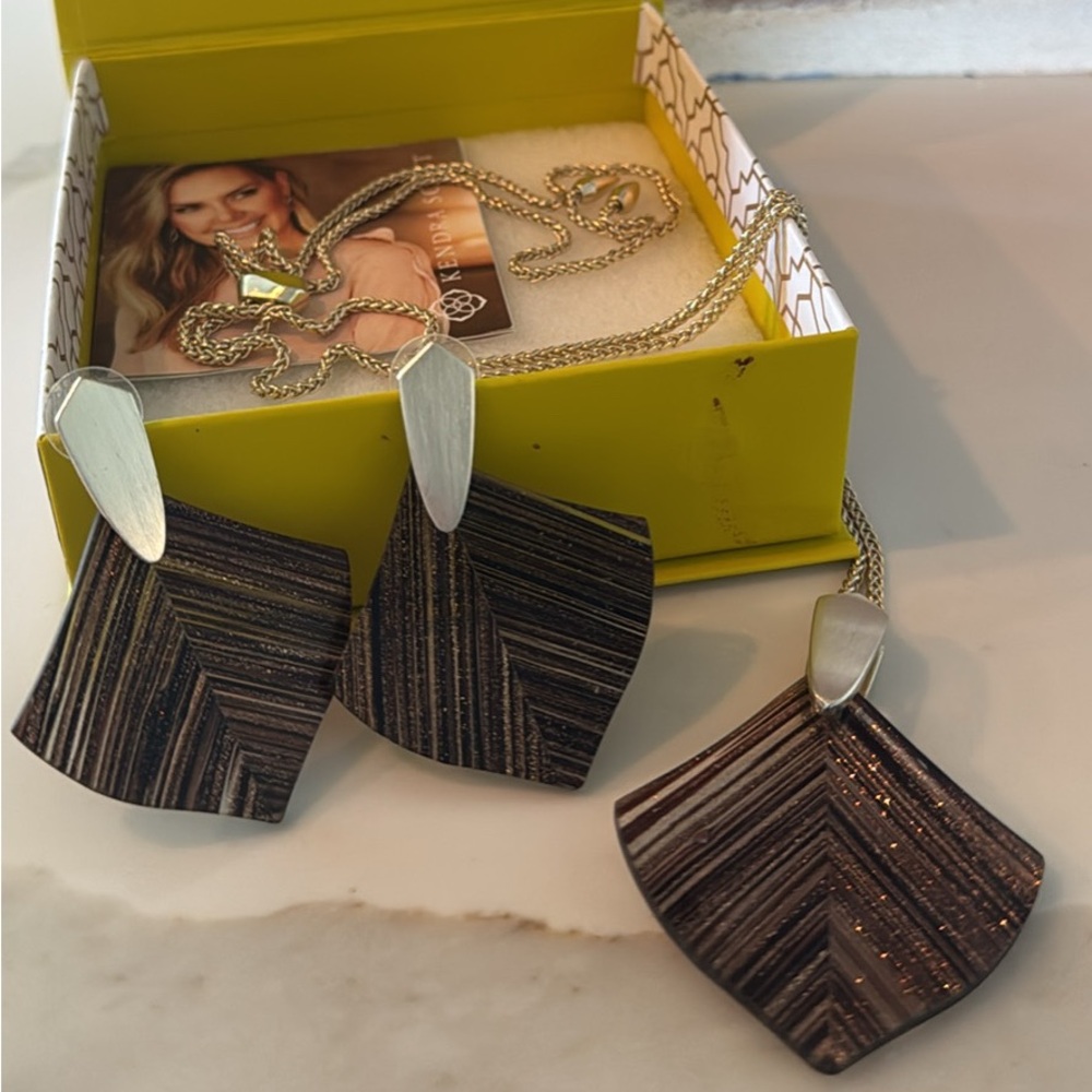 Kendra Scott Gold and Brown Necklace with Intricate Pendant